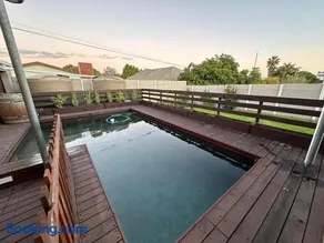 Cute Tranquil Pool Side Apartment - Image 2