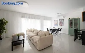 Cozy & spacious 4BR with jacuzzi - Image 1