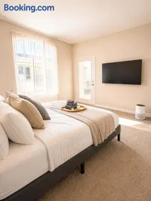Marina Boardwalk Breeze 1BA & 2BA - Short Trip To Venice Beach - Image 4