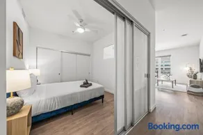 Stylish Condo Mins to Shoreline - Image 4