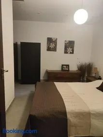 Double bed Room with ensuite and shared facilities - Image 2