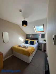 45 The Square Holiday Apartments, Scarborough - Image 3