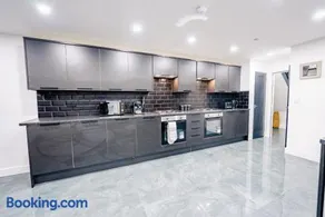 10BR 4Bath Home, Stag Do, Contractors, Big Group - Image 3