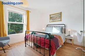Chic 3BR Rotherham Parking WIFI By stay with us - Image 4