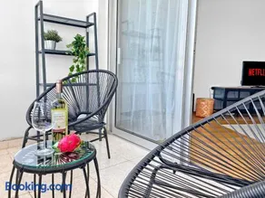 1BR Seafront Apt with community pool - Image 5