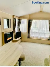 NEW FOREST Hoburne Bashley Holiday Park, Spacious Caravan Sycamore 201 Sleeps 6 - Image 3