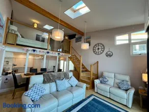 Sea Breeze Stay - 3-Bed Coastal Gem with Private Balcony - Westward Ho! - Image 2
