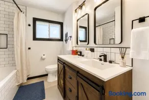5BD Retreat Near UNL and DT with Backyard and Firepit - Image 4