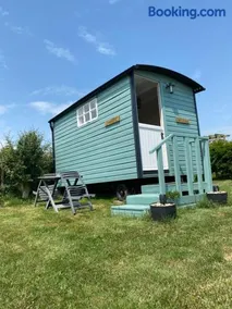 Hut 4 Ewe glamping pod with shared facilities - Image 1
