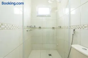 Casa Completa com Piscina Churrasqueira Sinuca Wi-Fi e Garagem para 4 Carros a 350m da Praia Acomoda 12 Pessoas, 4 Quartos com Ar-Condicionado - Image 4