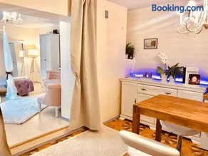 Cozy city studio apartment free parking - Image 2