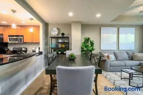 Stunning & Luxurious 2Bed 2Bath Open floor plan - Image 4