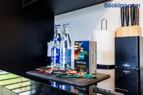 Luxury Apartment With Spa Bath- City Centre, Free Parking by StayNest - Image 4