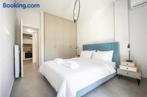 Chic Coastal Stay in the Heart of Voula - Image 3