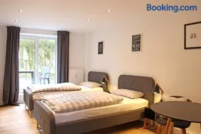 Moderne 1-Zimmer Wohnung mit Terasse, Küche, Bad mit Dusche, TV & WIFI - Image 2
