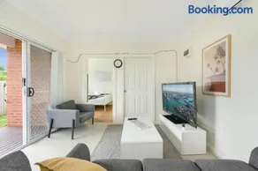 Bright 2BR North Ryde Near Metro & Macquarie - Image 2