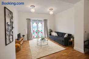 Stylish London 2BR Flat Sleeps 6-Free Parking, O2 Arena, Greenwich & Canary Wharf - Image 4