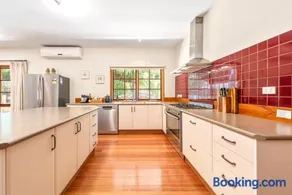 Magnolia Cottage - large family home pool & spa - Image 2