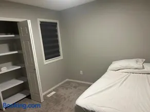 Bedroom Near Edmonton Airport - Image 2