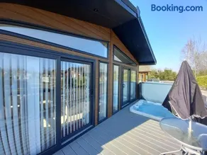 Penny Lodge with Hot Tub - Image 3