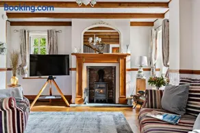 Beryas Cottage - Fireplace - Free Parking & WiFi - Pet Allowed - Image 1