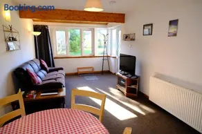 Lovely 1-bedroom apartment with free parking - Image 1