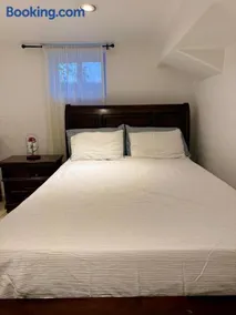 Affordable PRIVATE SUITE with easy access to NYC major airports - Shopping and attractions - Free parking - Image 4