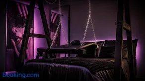 L'Atelier KUROI - Love Room BDSM - Balançoire, Banc de fessée, Cage, Croix, Tantra - Image 2