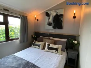 Rew Farm Country & Equestrian Accommodation - Sunrise Lodge - Image 5