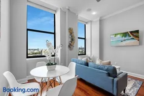 Modern 1BR with Rooftop Pool & Gym - Image 5