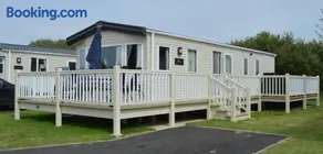 Luxury Hot Tub Caravan Tattershall Lakes, 6 berth, Dog & Pet friendly - Image 4