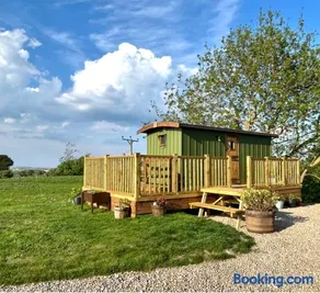 Fernlea Luxury Shepherds Hut & Hot Tub - Image 1