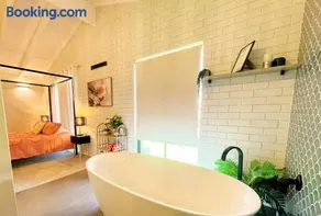 Luxe Family Retreat! Pool, Sauna, Playground, Netflix, Disney Plus - Image 2