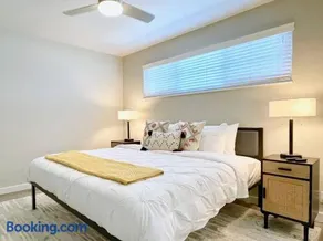 Top Floor-Work Here-Walk Downtown-King Bed - Image 3
