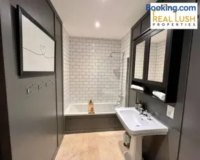 4BDR Home for Families, City Centre, Free Parking - Image 4