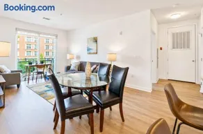 Modern Apt Downtown with Pool - Image 5
