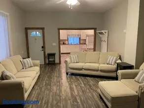 Modern Farmhouse 3 Bed, 2 Bath Apartment, Sleeps 7, Lots of Space, Steps to Downtown, Honeywell & Eagles Theater - Image 2