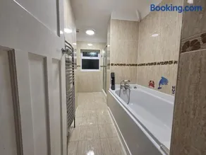 3 Bed House Sleeps 6 -Private Garden -Pets Welcome - Image 2