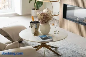 Stunning modern space with harbour views & free parking - Image 3