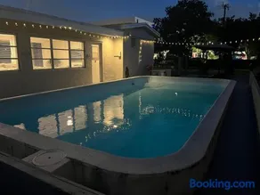 Modern Pool Home, 10 Guests, Perfect for Groups - Image 4