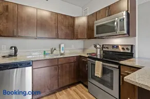 Modern Apt with Kitchen and Gym - Image 3