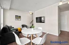 Modern Midtown Toronto Townhome with Parking & Rooftop Patio - Image 2