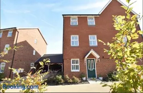 Weldon Road - Townhouse Overlooking the Park with Parking - Image 1
