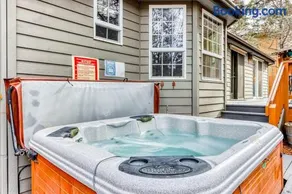 Westside Craftsman with private hot tub enclosed yard & jetted tub - Image 3