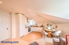 Top Floor - Pavilion View Apartment - Image 5