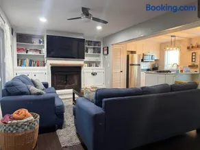 Full townhouse near Shem Creek & Downtown with Hot Tub - Image 2