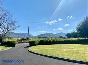 2 Bed Flat - Sleeps 4 - Garden - Parking - Wifi - Image 1