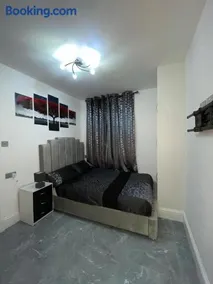 3 Bedroom Whalley Aparthotel - Image 2