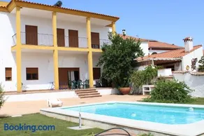 Casa Rural El Retiro en Villanueva del Rey con piscina privada, barbacoa y amplio patio - Image 1