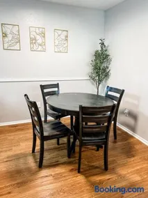 Bright and Spacious Townhome Near Parks and Dining - Image 3